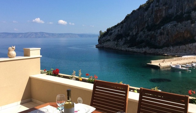 One bedroom apartment near beach Cove Vela Stiniva, Hvar (A-6864-c)