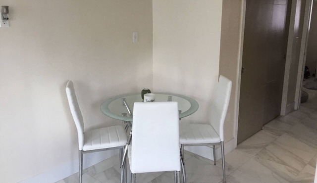 One bedroom apartment fully modern remodeled/fully furnished