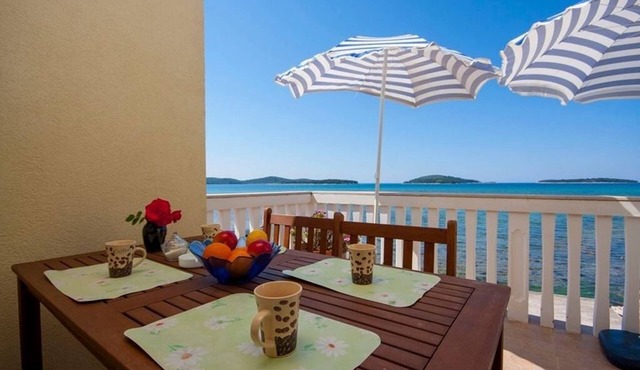 One bedroom apartment near beach Krapanj, Šibenik (A-18004-a)
