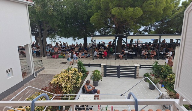 One bedroom apartment near beach Drvenik Donja vala, Makarska (A-6658-c)