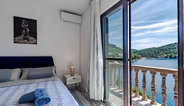 One bedroom apartment near beach Ubli, Lastovo (A-16599-a)