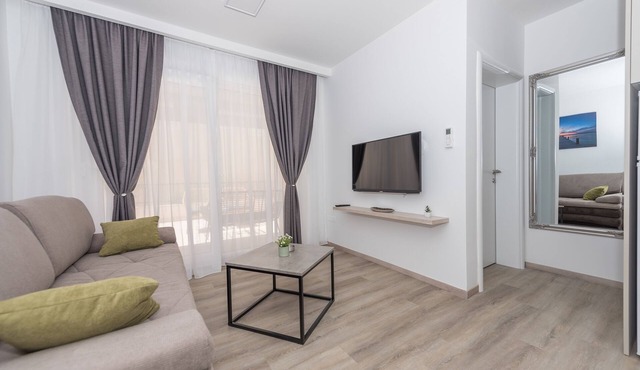 One bedroom apartment with terrace Makarska (A-19134-b)