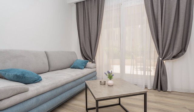 One bedroom apartment with terrace Makarska (A-19134-c)