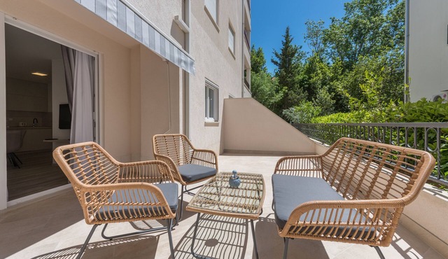 One bedroom apartment with terrace Makarska (A-19134-d)