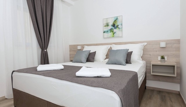 One bedroom apartment with terrace Makarska (A-19134-e)
