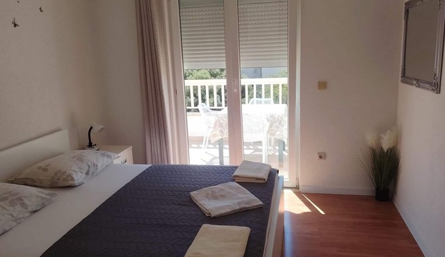 One bedroom apartment with balcony Makarska (A-20727-c)