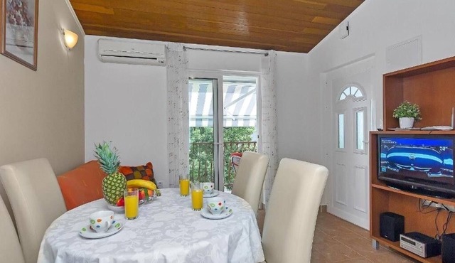 One bedroom apartment with balcony Makarska (A-25240-a)