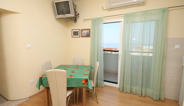 One bedroom apartment with balcony and sea view Makarska (A-6632-b)