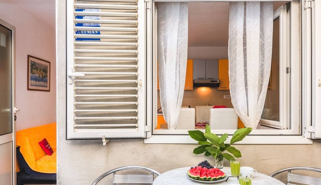 One bedroom apartment with terrace Makarska (A-12336-a)