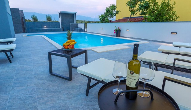 One-Bedroom apartment with terrace and pool