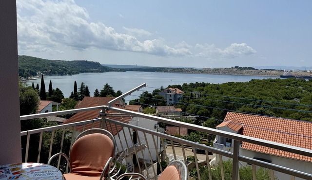 One bedroom apartment with terrace and sea view Omišalj, Krk (A-20472-a)