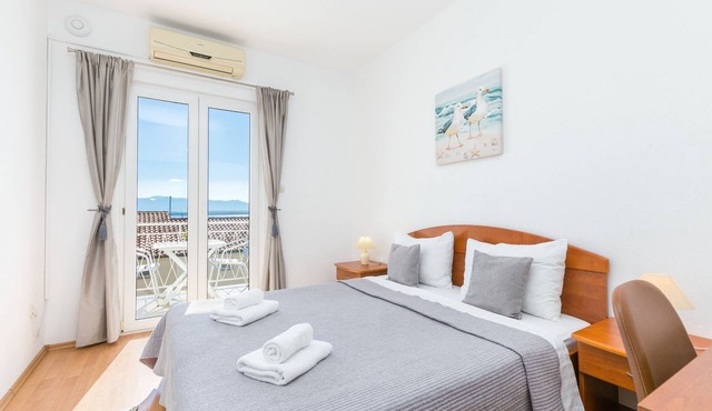 One bedroom apartment with terrace and sea view Živogošće - Blato, Makarska (A-22253-a)