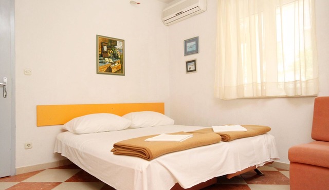 One bedroom apartment near beach Promajna, Makarska (A-2674-b)