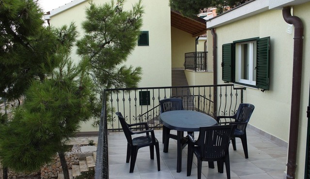 One bedroom apartment near beach Rogoznica (A-3198-d)