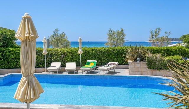 One bedroom apartment near beach Rogoznica (A-7557-a)