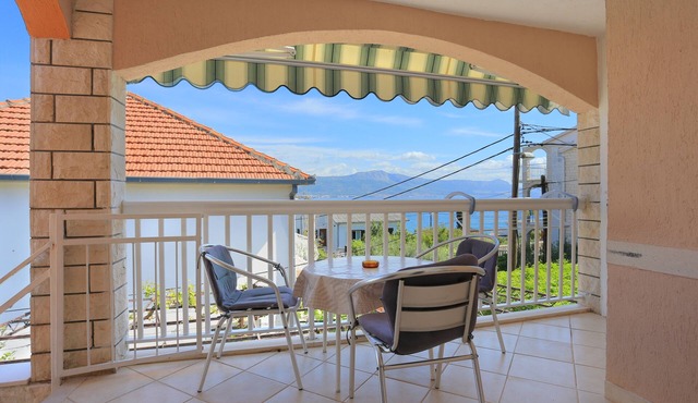 One bedroom apartment with terrace and sea view Arbanija, Čiovo (A-18797-b)