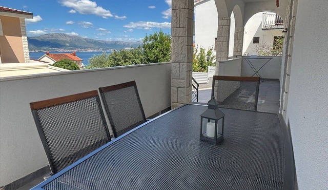 One bedroom apartment with terrace and sea view Slatine, Čiovo (A-9433-d)