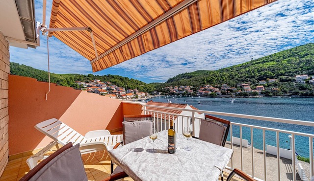 One bedroom apartment with terrace and sea view Brna, Korčula (A-10057-c)