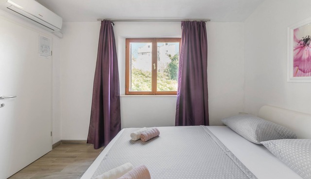 One bedroom apartment with balcony and sea view Sumartin, Brač (A-13285-a)