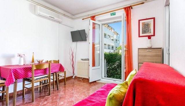 One bedroom apartment with terrace Supetar, Brač (A-17227-a)