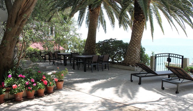 One bedroom apartment near beach Zaostrog, Makarska (A-2625-b)
