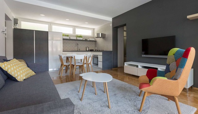 One bedroom apartment in the city centre with private parking