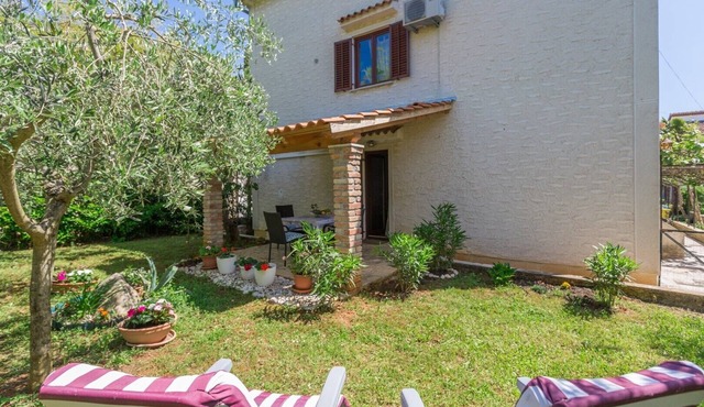 One bedroom apartment Josef with beautiful private garden in Funtana