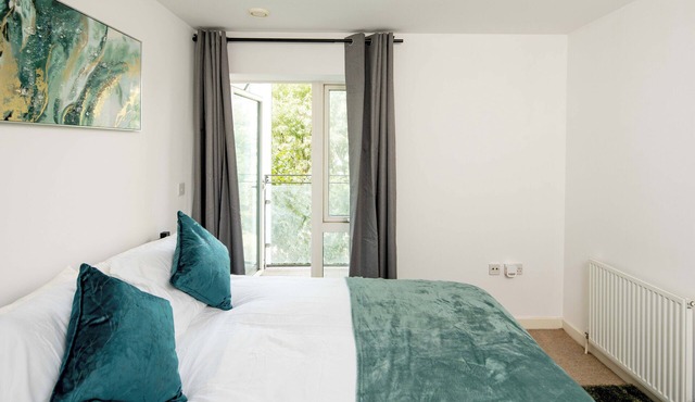 One Bedroom apartment near Central London with Private Balcony