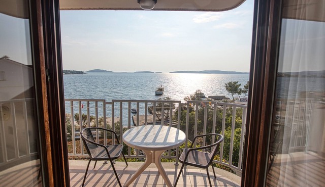 One bedroom apartment near beach Brodarica, Šibenik (A-13615-c)
