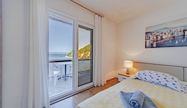 One bedroom apartment near beach Zaklopatica (Lastovo) (A-8342-d)