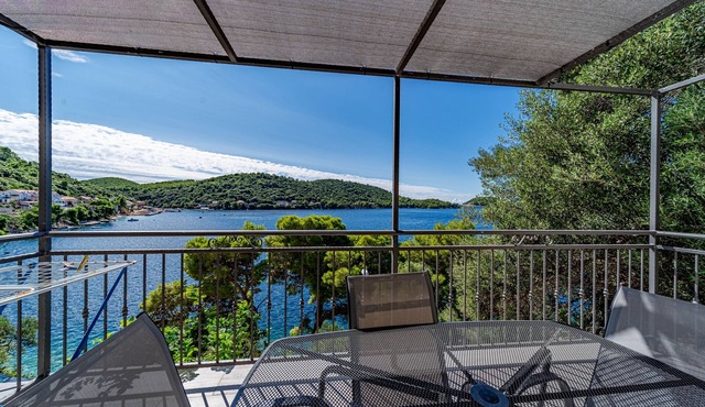 One bedroom apartment near beach Ubli, Lastovo (A-8344-a)