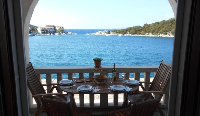One bedroom apartment near beach Zaklopatica (Lastovo) (A-8346-b)