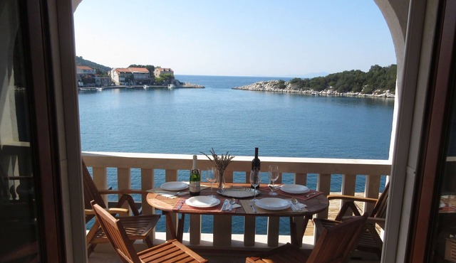 One bedroom apartment near beach Zaklopatica (Lastovo) (A-8346-e)