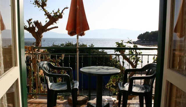 One bedroom apartment near beach Sućuraj (Hvar) (A-4029-a)