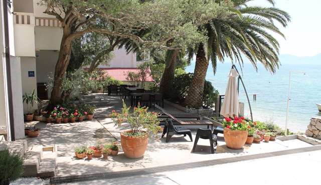 One bedroom apartment near beach Zaostrog, Makarska (A-2625-c)