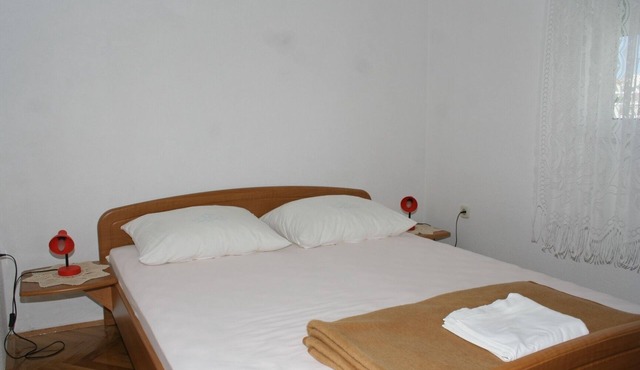 One bedroom apartment near beach Igrane (Makarska) (A-2679-a)