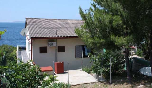 One bedroom apartment near beach Murter (A-5125-b)