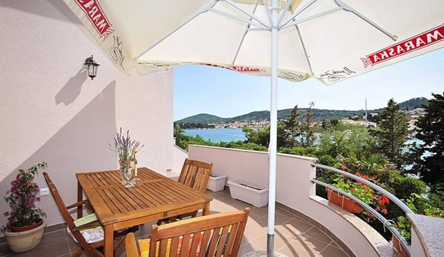One bedroom apartment near beach Poljana, Ugljan (A-24970-c)