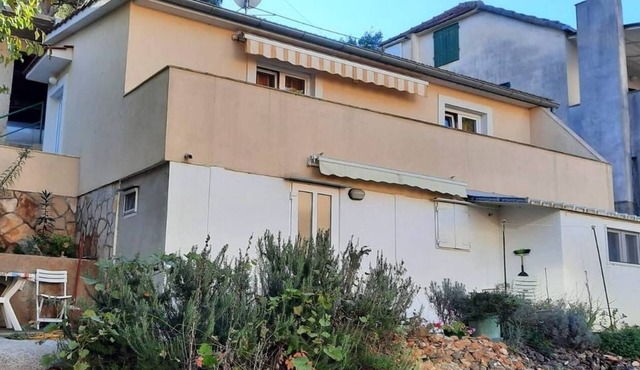 One bedroom apartment near beach Basina, Hvar (A-9673-a)