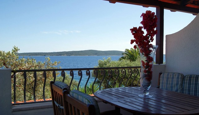 One bedroom apartment near beach Zavala, Hvar (A-553-c)