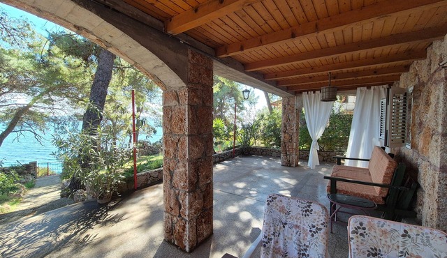 One bedroom apartment near beach Zavala, Hvar (A-8774-b)