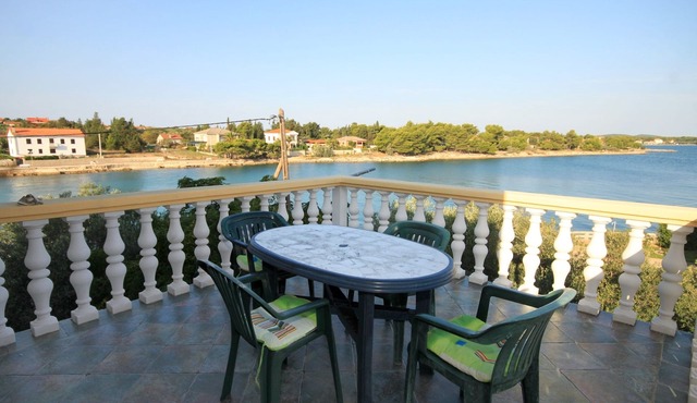 One bedroom apartment near beach Ugljan (A-846-c)