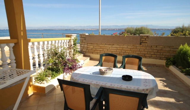 One bedroom apartment near beach Preko, Ugljan (A-8384-d)