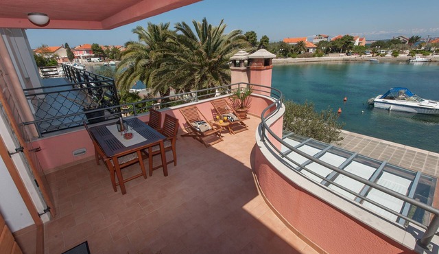 One bedroom apartment near beach Poljana, Ugljan (A-8432-b)