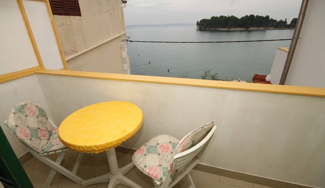 One bedroom apartment near beach Preko, Ugljan (A-8515-c)