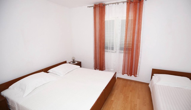 One bedroom apartment near beach Bol, Brač (A-13413-d)