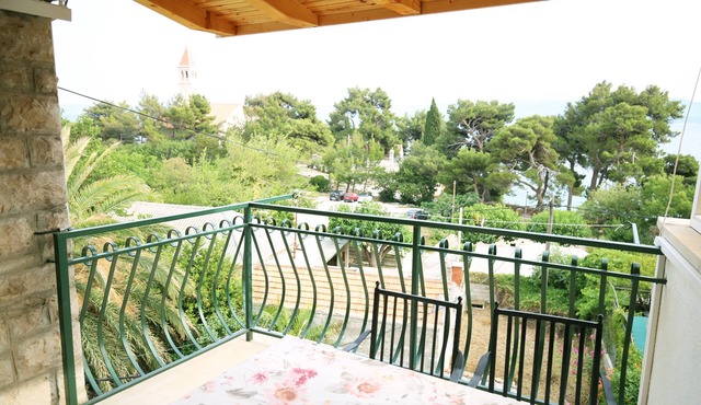 One bedroom apartment near beach Bol, Brač (A-13413-e)
