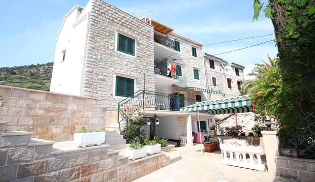 One bedroom apartment near beach Bol, Brač (A-13413-a)