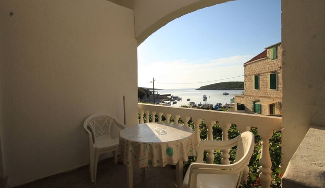 One bedroom apartment near beach Rukavac, Vis (A-1154-a)