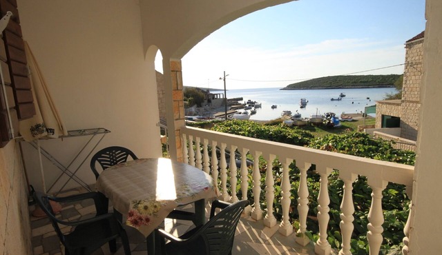 One bedroom apartment near beach Rukavac, Vis (A-1154-b)